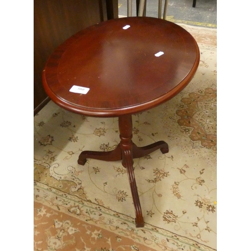 389 - Oval pedestal wine table.