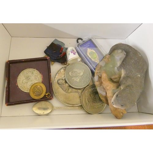 422 - Small box of curios etc.