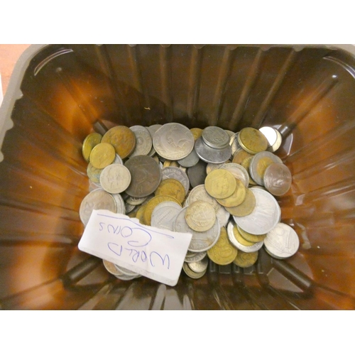 423 - Small box of world coins.