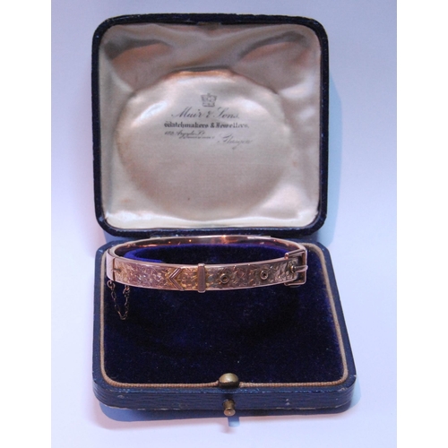 118 - 9ct gold hinged buckle bangle, half engraved, 1911, 10g.