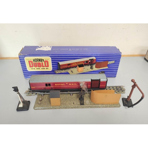 98 - Quantity of vintage Hornby Dublo OO gauge rolling stock to include boxed T.P.O Mail Van Set 32099, t... 