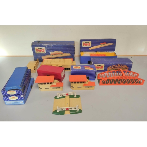 101 - Hornby Dublo OO gauge boxed track fittings to include D1 Through Station 32170, D1 Signal Cabin, Sig... 