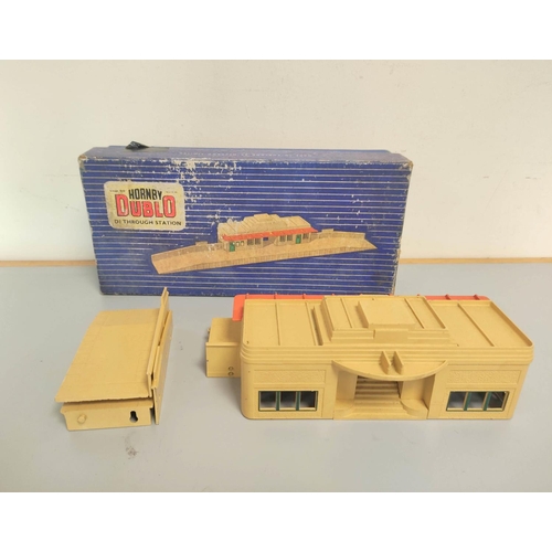 101 - Hornby Dublo OO gauge boxed track fittings to include D1 Through Station 32170, D1 Signal Cabin, Sig... 