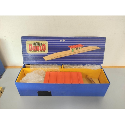 101 - Hornby Dublo OO gauge boxed track fittings to include D1 Through Station 32170, D1 Signal Cabin, Sig... 