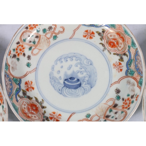 391 - Set of six Japanese Imari decorated dishes with floral decoration, 16cm diameter.