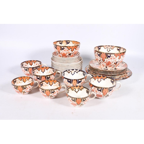 Twenty-eight Royal Crown Derby 2224 pattern Imari palate tea