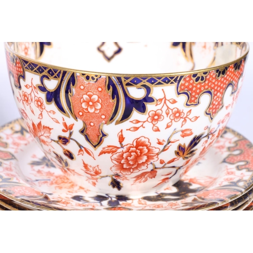 Twenty-eight Royal Crown Derby 2224 pattern Imari palate tea