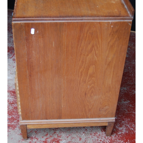 421 - 1920s oak chest of drawers in the manner of Heal's of London, with two short drawers, each with a ma... 