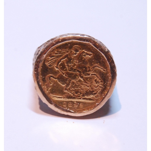 129 - 9ct gold half sovereign ring, the sovereign dated 1893, with Britannia to the obverse, on 9ct gold s... 