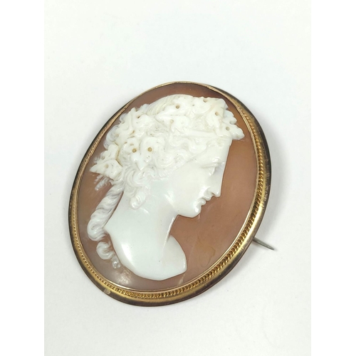 36 - Victorian oval cameo brooch with portrait of a woman in gold '9ct'.