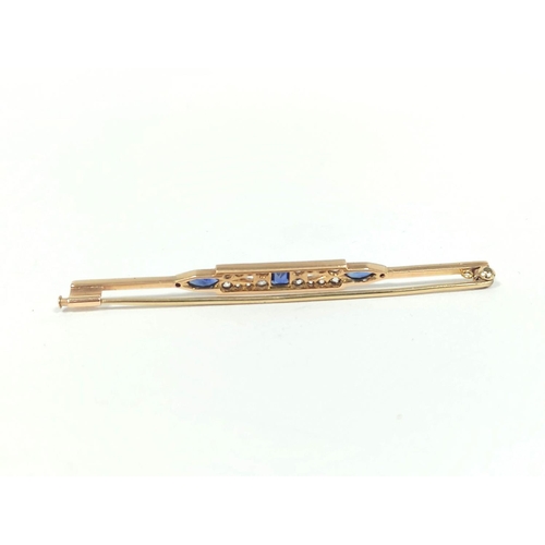 55 - Edwardian brooch with three sapphires and old cut diamond brilliants in platinum and gold.