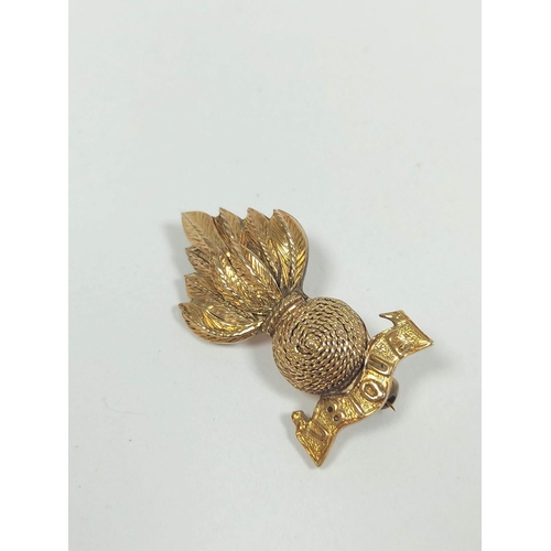 75 - Gold artillery brooch, '585', 6g.