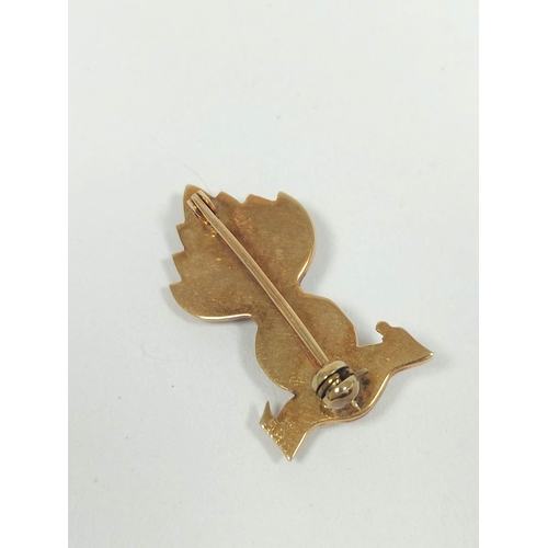 75 - Gold artillery brooch, '585', 6g.