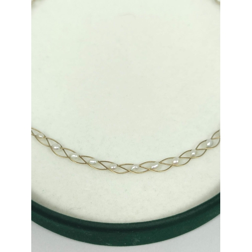 80 - 9ct gold plaited wire necklet with pearls. 5.6g