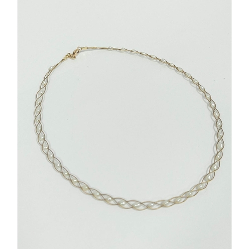 80 - 9ct gold plaited wire necklet with pearls. 5.6g