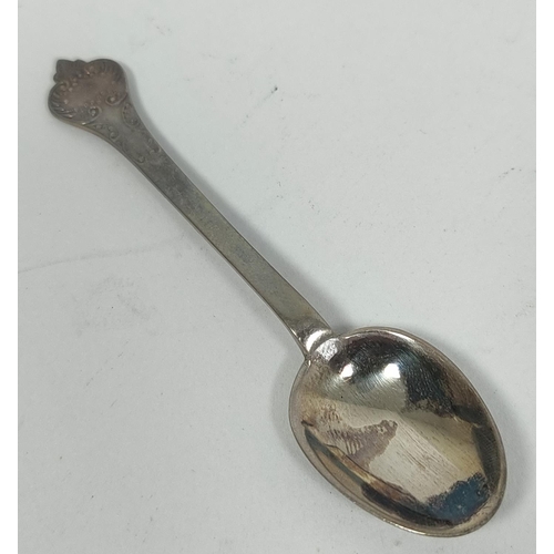 5 - Two sets of six silver tea spoons of late 17th century style, one with tongs, 104g / 3oz.