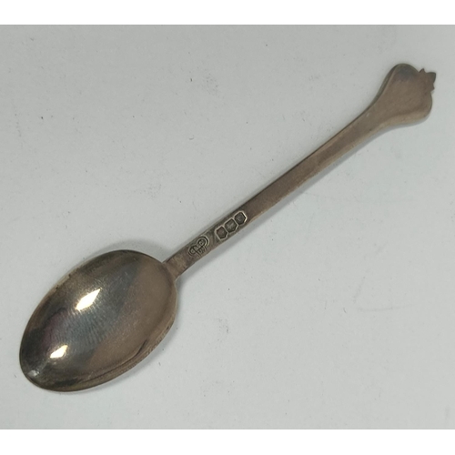 5 - Two sets of six silver tea spoons of late 17th century style, one with tongs, 104g / 3oz.