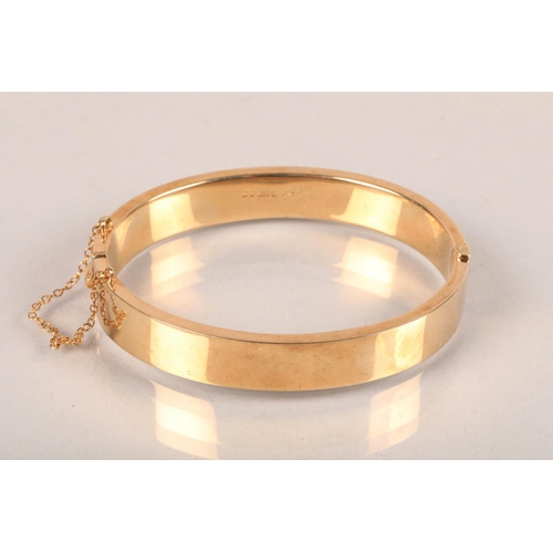 82 - 9 carat yellow gold hinged bangle; 15g gross weight