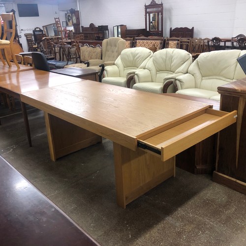 554 - Oak veneered dining table with hidden end drawers, 180 x 90 x 76 cm