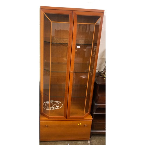 550 - Contemporary cherrywood effect display cabinet with drawer, with internal lights 80 x 198 x 51 cm