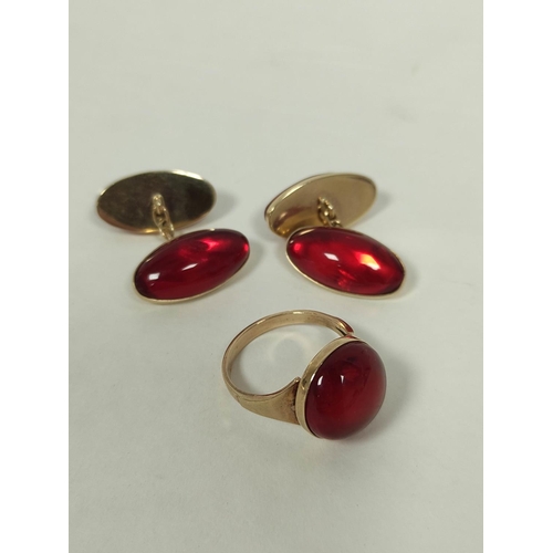 110 - Red amber cabochon ring and a pair of similar cuff links, in gold, 9.7g.