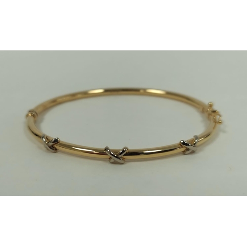 86 - 9ct gold hinged bangle, 4.3g.