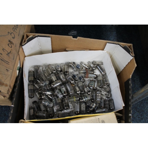 400K - Large collection of vintage valves to include Osram, Cossar and boxed radio valves including Brimar,... 