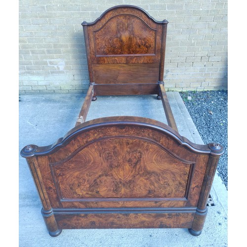 662 - Pair of Victorian walnut bed frames with shaped tops and turned columns, with boxwood inlay, 111cm x... 