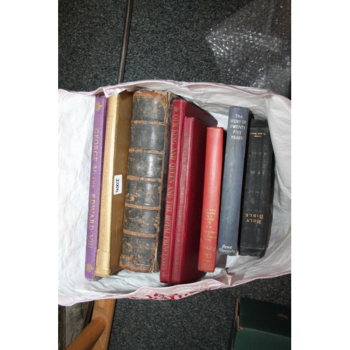 400I - Bag containing vintage books to include a Bible, George V and Edward VIII, etc.