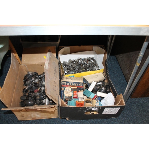 400K - Large collection of vintage valves to include Osram, Cossar and boxed radio valves including Brimar,... 