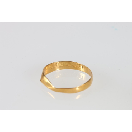 491 - 22k gold wedding band, size M, 1g, 9k gold wedding band size L, 0.7 g, and another yellow ring with ... 