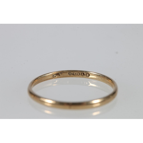 491 - 22k gold wedding band, size M, 1g, 9k gold wedding band size L, 0.7 g, and another yellow ring with ... 