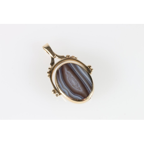 531 - 9ct gold mounted agate set swivel fob pendant, 11g gross.