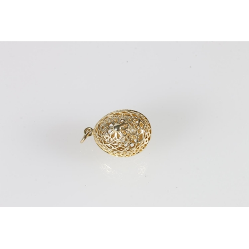 537 - 14ct gold pierced egg shaped pendant, 3.8g.