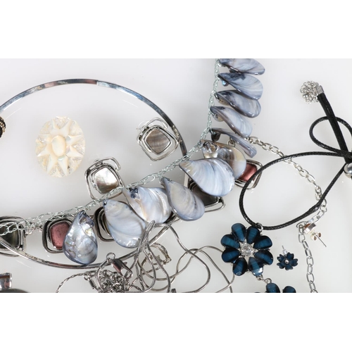 543 - Costume jewellery to include Italian necklace, a carved mother-of-pearl brooch, a jet pendant locket... 