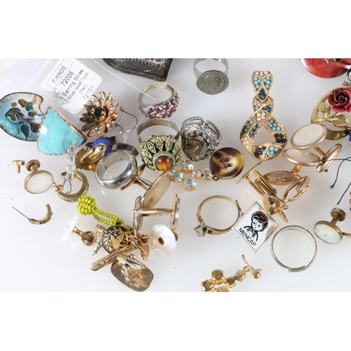 557 - Costume jewellery to include rings, earrings, pendant, cufflinks etc.