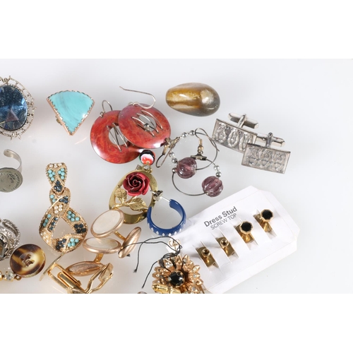 557 - Costume jewellery to include rings, earrings, pendant, cufflinks etc.