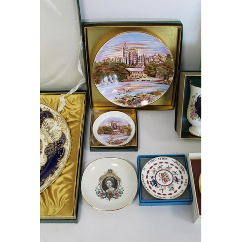 354 - Collection of commemorative items for the Silver Jubilee of Queen Elizabeth II 1977, comprising: Cro... 