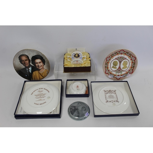 360 - Pair of Coalport commemorative plates for the Royal Ruby Wedding 1987; another pair by Caverswall; R... 