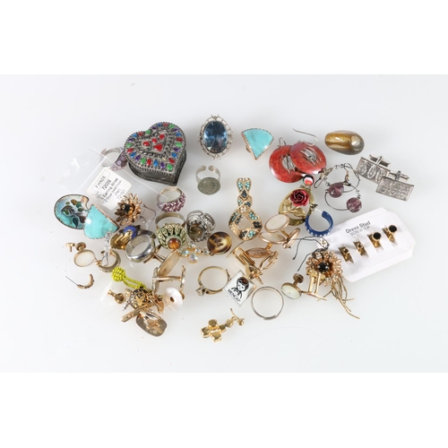 557 - Costume jewellery to include rings, earrings, pendant, cufflinks etc.