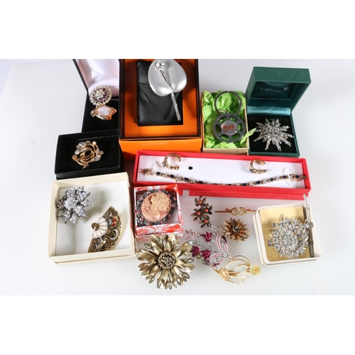 560 - Costume jewellery to include Movitex brooch, floral brooches, a Cameo style brooch, a plated bracele... 