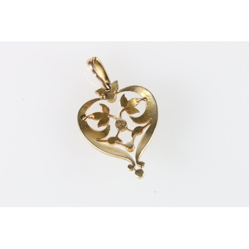 566 - Edwardian 9ct gold and seed pearl heart shaped pendant, 4.4g.