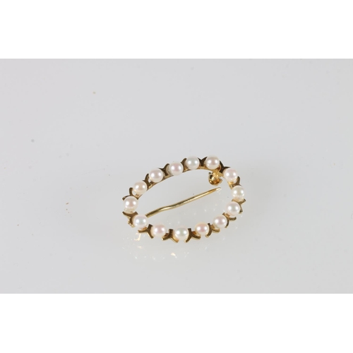 570 - 9ct gold mounted seed pearl set oval brooch, 1.8g.