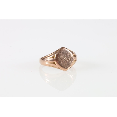 572 - Rose gold signet ring, hallmarks rubbed, 4.6g.