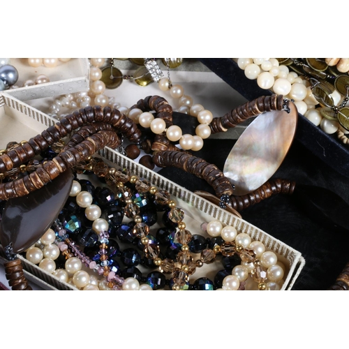 546 - Costume jewellery to include a pearl necklace, a pearl and malachite necklace, faux pearls, and othe... 