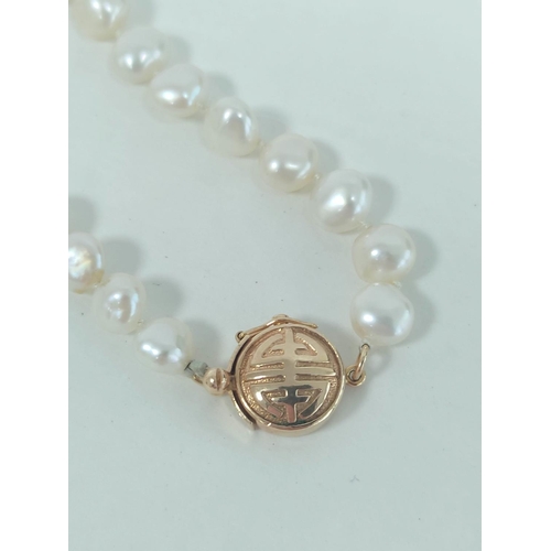 64 - Freshwater pearl necklet on 14k gold snap.