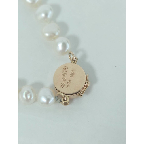 64 - Freshwater pearl necklet on 14k gold snap.