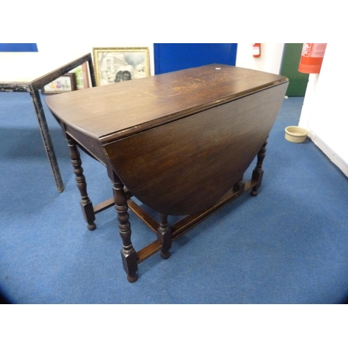 346 - Oak gate-leg table.