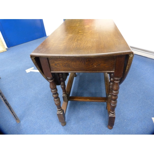 346 - Oak gate-leg table.