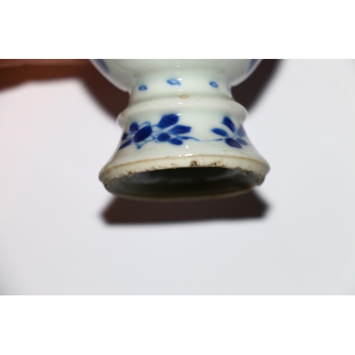 372 - Oriental plate, ginger jars, and a blue and white miniature vase.  (4)